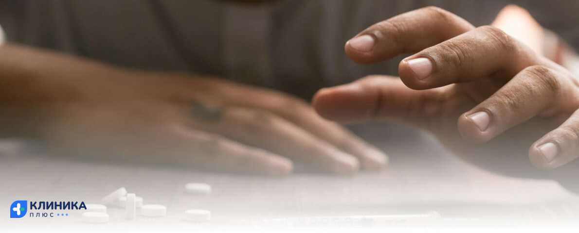 мужчина и таблетки на столе